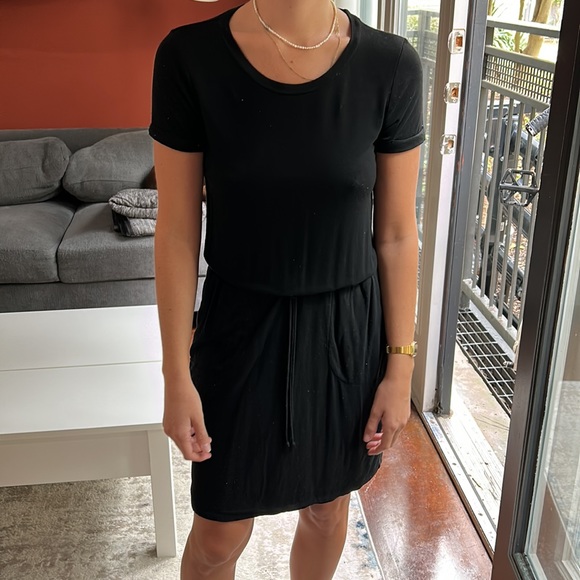 32 degrees black dress, really comfy. - Picture 3 of 4